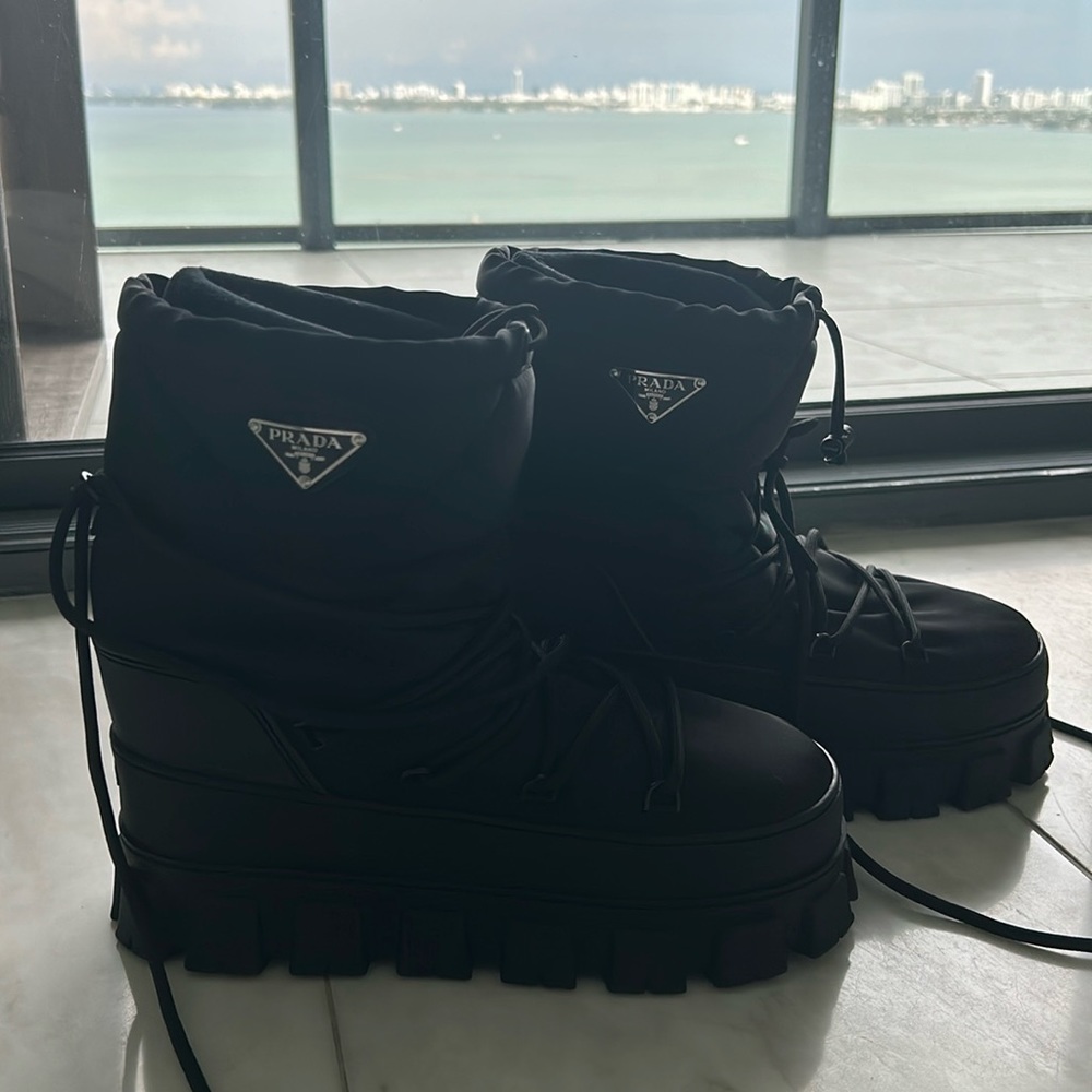 Prada snow boots size 39/40